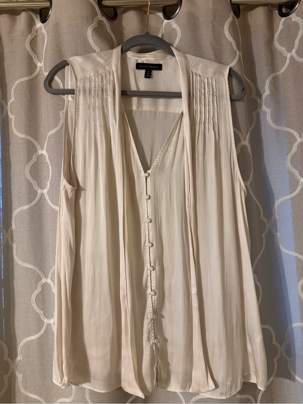 Banana Republic Sleeveless Cream Pintuck Button-Front Blouse
